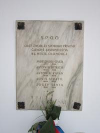 Pamětní deska na nádvoři olomoucké radnice, na které je napsán i otec Antonín Kavan