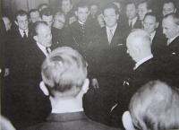 Manžel Zdeněk Šprinc v čele studentské delegace u prezidenta republiky E. Beneše dne 21. 2. 1947