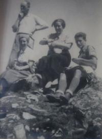 Otec a matka (vlevo) na výletě v Tatrách