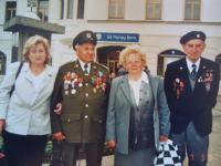 Bohumil Filípek se svou dcerou, vpravo Jaroslav Pokrupa s manželkou