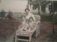 dětství před válkou - na zahradě u rodinné vily