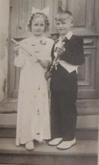 Irena Truplová (Parfeňuková) s bratrem Jiřím při prvním přijímání
