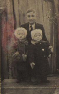 Irena Truplová s dvojčetem bratrem Jiřím v roce 1945