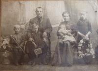 Prarodiče Vladimír a Emílie Fejgelovi s dětmi Antonínem, Marií, Zinaidou (matka), Anastázií a Václavem.