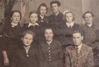 Rodina při cestě na Ukrajinu pro úmrtní list otce v roce 1958