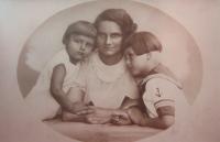 Věra Sobotíková se syny Zdeňkem a Vladimírem