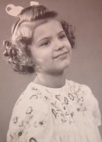 Naděžda Volná - tuto fotografii poslala Naděžda Volná otcovi do vězení ve Vroclavi s textem - milému tatíčkovi věnuje Dášenka