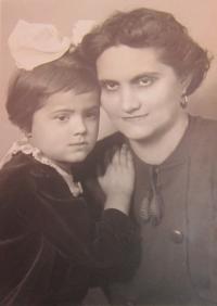 Naděžda Volná with her mother Věra in 1939