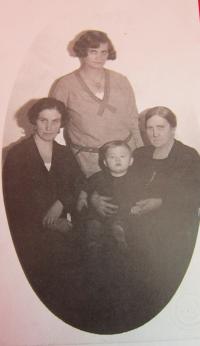 Great-grandmother, grandmother, mother and brother