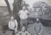 Jan Aust s ostatními vězni v Rapotíně na práci, které vykonávali v rámci trestu