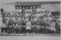 Dívčí reálné reformní gymnázium v Brně, školní rok 1938/1939, v první řadě za sedícími: Sylva Jeralová (2. zleva), Daruše Burdová (1. zprava)
