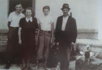 Jaromír Čížek (druhý zprava) s rodinou