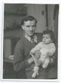 Mariannin manžel Arnošt s dcerou Věrou, Londýn 1945