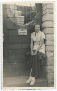 Marianna před rodinným domem v Želízích, 1937