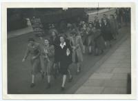 Arnošt Langer na kole. účastník protestu proti propouštění zaměstnanců firmy S.G.Brown, Londýn, 1944