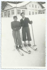 Marianna a Arnošt na lyžích, chata Loděnic, kde pracoval, Vítkovice, 1947