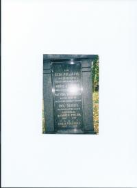 Rodinný hrob, Nový židovský hřbitov, Praha Vinohrady: Elsa Pollaková (1. žena tatínka Marianny), Mořic a Matylda Taussigovi (dědeček a babička z matčiny strany), Emil (bratr maminky), Bedřich a Gisela Polákovi (rodiče) už psáni česky  