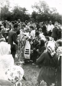 Bishop Pavlo Wasylyk gives the Holy Communion to believers in time of the Divine Liturgy to commemorate the Millennium of Rus’-Ukraine’s Baptism. Zarvanytsia, 1988.