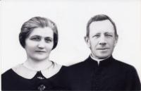 Fr. Antin and Olga Fedoryak, parents of Mrs. Maria Mykytka, 1940.
