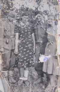 Vincent Laš (vlevo) v VI. Slavonském sboru v Jugoslávii v roce 1945