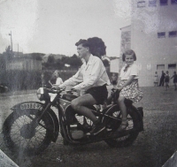 Na motocyklu se sestrou na konci 40. let.