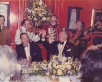 Stanley Nova (vpravo) se svou kapelou v Casanova clubu hraje pro prince Philipa, vévodu z Edinburghu
