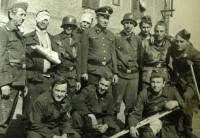 Josef Hasinec - uprostřed jako velitel SS ve filmu Matka