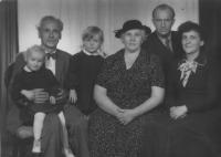 Rodina Hanzlova s dcerami a prarodici Štokovymi