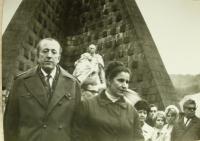 Fedor Havran s manželkou Annou u památníku na Dukle