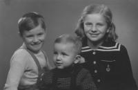 Se sourozenci, Jaroslav Hutka uprostřed, 1949