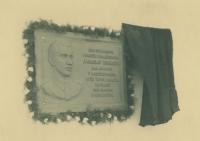 Pamětní deska Jaroslava Kotáska na jeho rodném domě