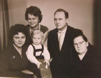 Bratr Miroslav Růžička v roce 1962 (s manželkou, synem, matkou a švagrovou)