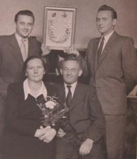 Rodiče se syny Miroslavem a Zdeňkem při stříbrné svatbě v roce 1946
