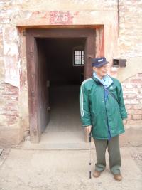 Miloš Kocman u vchodu do své bývalé cely v Malé pevnosti