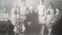 Rodina Hiadlovských v roce 1928, Ondrej Hiadlovský uprostřed