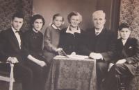Rodina Olšaníkova tři dny před jejich zatčením v roce 1958, zleva Josef, Ludmila, Milada, rodiče - Ludmila a Josef a bratr Stanislav