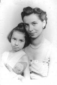 Katalin Mester with her mother in 1949