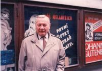 L.Kochánek před reklamou na 1000 čs. rekordů