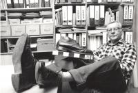 L.Kochánek a obří boty před kartotékou