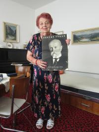 Danuše Lelitová v roce 2014 s fotografií T. G. Masaryka, kterou rodina za války schovávala pod koksem