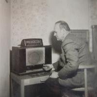 Otec Bedřich Bárta při poslechu zakázaných rádiových relací za války