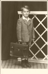 Vladimír Suchánek v roce 1955, na cestě do školy