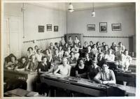 Školní fotografie - 1937 - pamětnice v první řadě první zprava