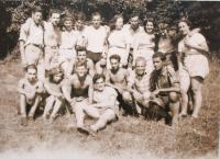 Skupina Makabi Hacair na hachšará v Kyjově 1938. Anna v horní řadě čtvrtá zprava.