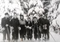Zimní tábor Makabi Hacair, Bezpráví 1937; druhý zleva Fredy Hirsch, třetí zleva Anina Korati