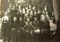 Skupina MH v Bratislavě před naloděním; Anna Vohryzková ve druhé řadě stojící první zleva, duben 1940
