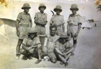 Skupina čsl. vojáků v britských uniformách, členů Makabi Hacair. Jako druhý zleva stojí příští manžel Anny Vohryzkové Kurt Trammer