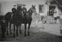 Bratři na koních před rodinným hospodářstvím v Kozlovicích
