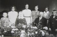 Rodina Nevtípilova (rodiče Josef a Anežka Nevtípilovi a jejich děti - pamětnice druhá zleva)
