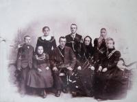 Rodina otce Josefa Nevtípila (Josef Nevtípil úplně vlevo)